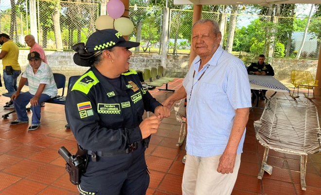 Un policía en compañía de un ciudadano adulto mayor