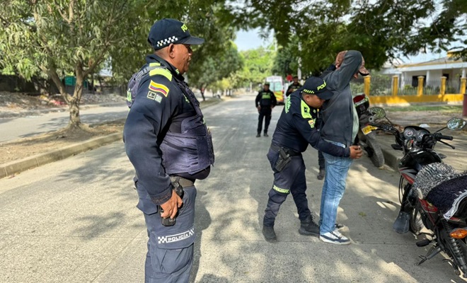 Polic&iacute;as realizando registros a persona