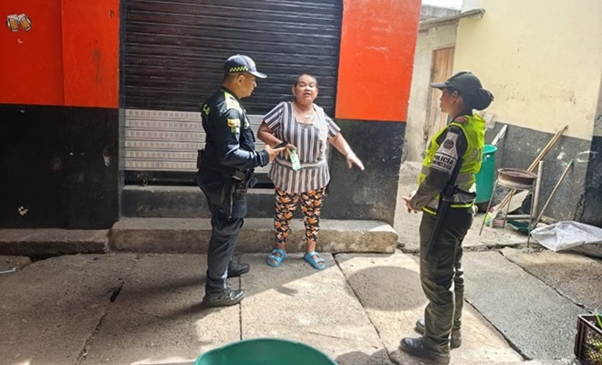 Dos funcionarios policiales dialogando con una ciudadana