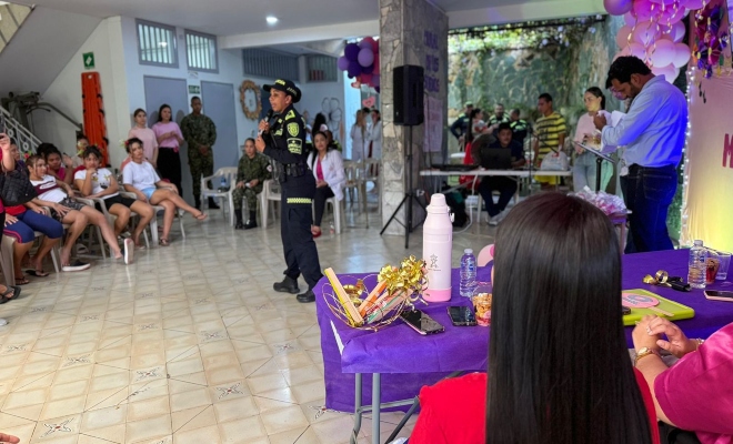 Un polic&iacute;a realizando charla a unos ciudadanos 