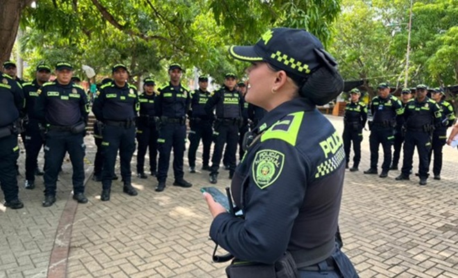 Policías formando recibiendo consignas