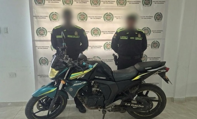 Dos polic&iacute;as y una motocicleta recuperada