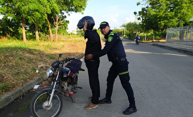 Polic&iacute;a realizando registro a persona