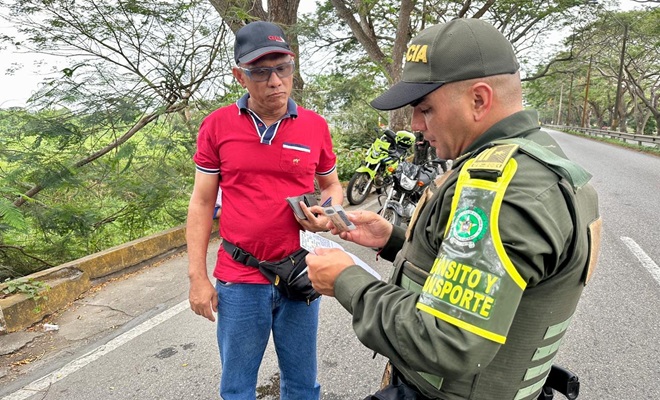 policía de tránsito realiza control vial 