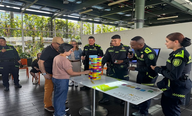 Policías recibiendo capacitación de manera pedagógica