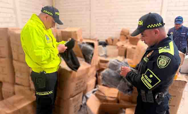 Polic&iacute;as verificando la legalidad de las confecciones.