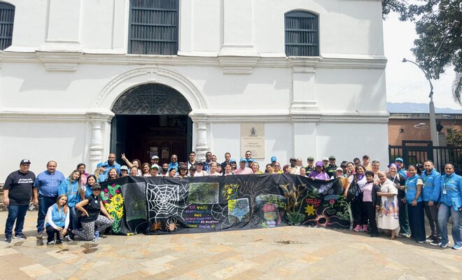 Policías y comunidad reunidos, abriendo un pendón
