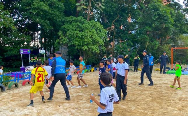 Entrega de cancha de fútbol con partido de futbol entre policías y niños del asentamiento Eco Paraíso