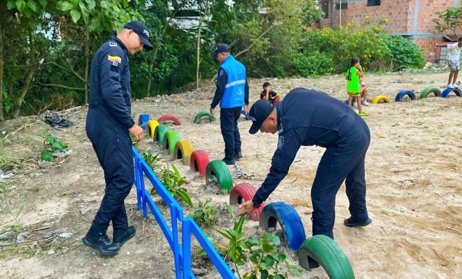 Policías terminan el cerramiento de una cancha de fútbol comunitaria.
