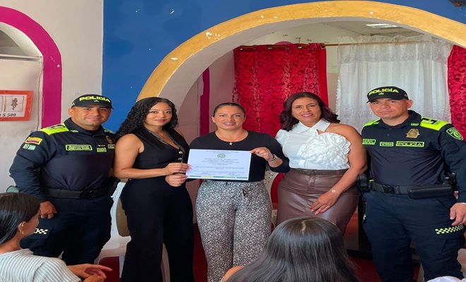 Policias acompa&ntilde;an Graduacion 