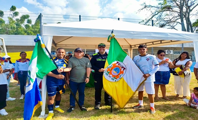 comandante del departamento de Polic&iacute;a Atl&aacute;ntico en grupo con la comunidad