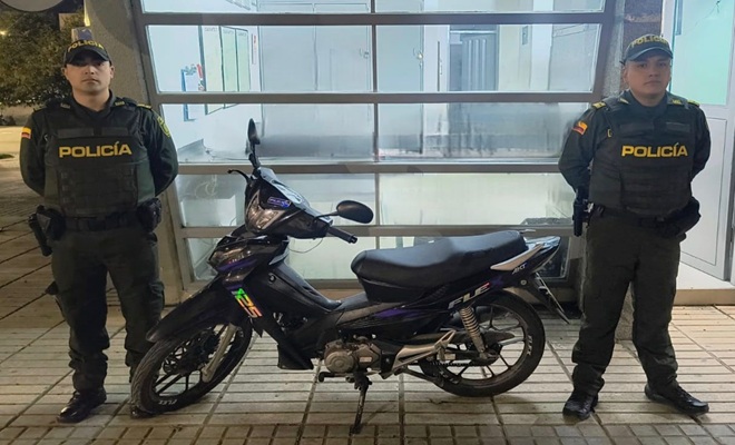 Dos polic&iacute;as y una motocicleta recuperada