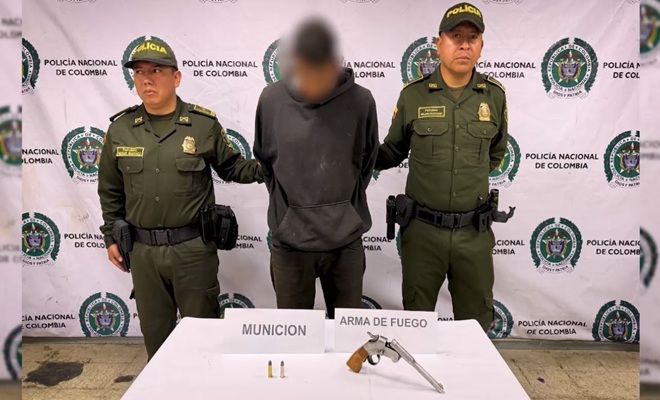 dos polic&iacute;as, un capturado, y un arma de fuego incautada