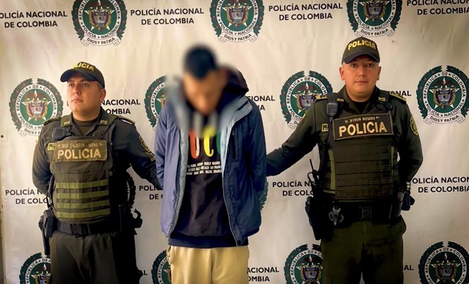 dos polic&iacute;as y un capturado 
