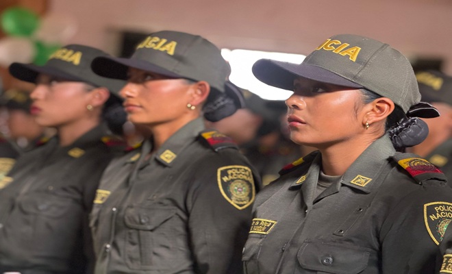 3 auxiliares de polic&iacute;a mujeres 