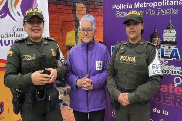 dos mujeres polic&iacute;as y una ciudadana 