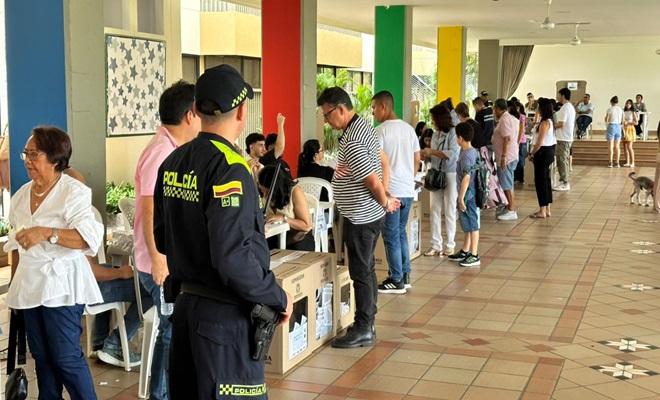 Policías  garantizando seguridad a la comunidad 