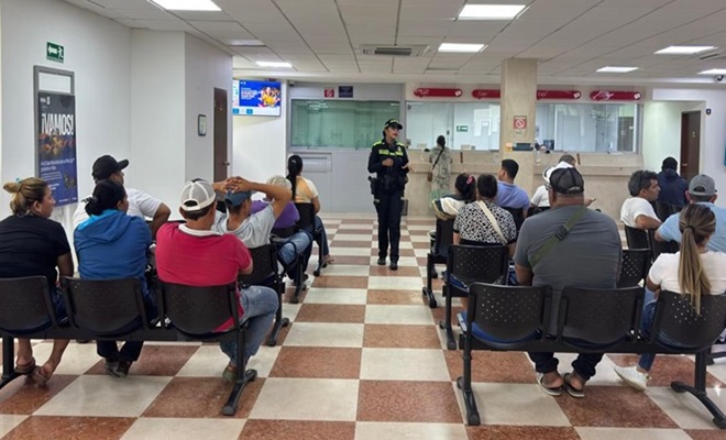 Polic&iacute;a brindando informaci&oacute;n a la comunidad