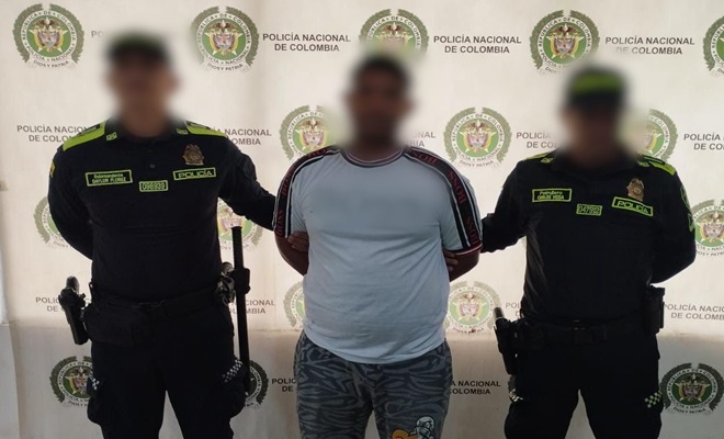 Polic&iacute;as y una persona capturada