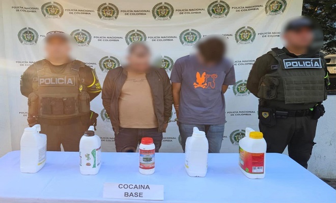 Policías presentan a los dos sujetos capturados y los elementos incautados