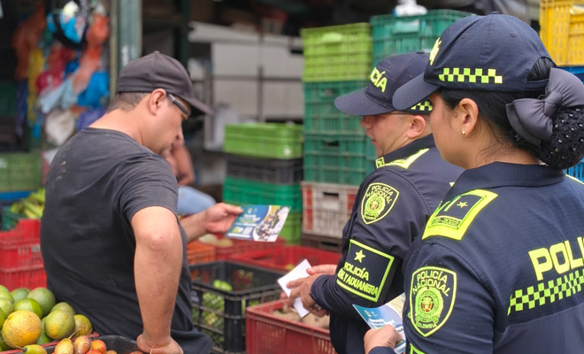 Funcionarios de la polic&iacute;a fiscal y aduanera entregan informaci&oacute;n a comerciantes sobre como contrarrestar el contrabando durante el receso escolar