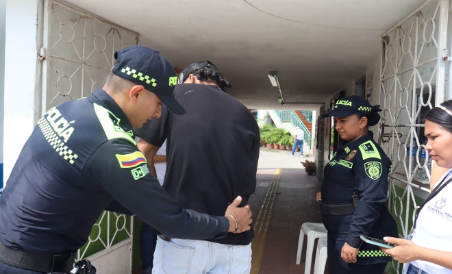 un uniformado realizando registro a una persona 