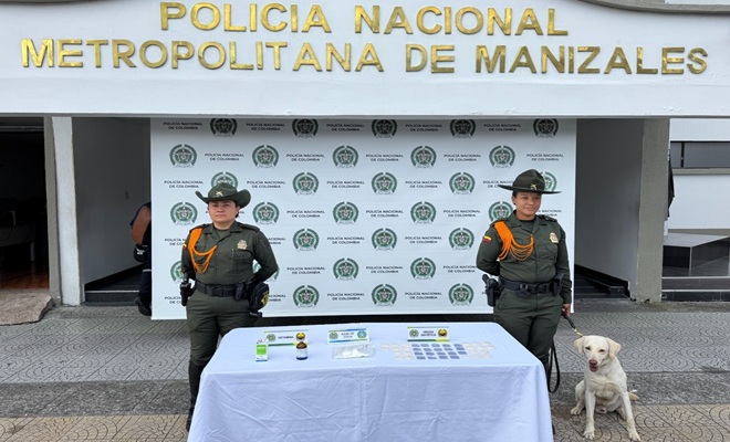 dos carabineros, microtráfico incautado, una mesa, y un perro 