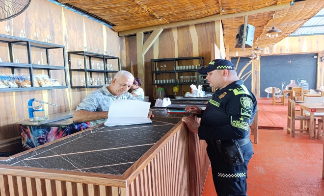 Un Funcionario policial dialoga con la comunidad sobre estrategias de prevención y corresponsabilidad en la seguridad ciudadana.