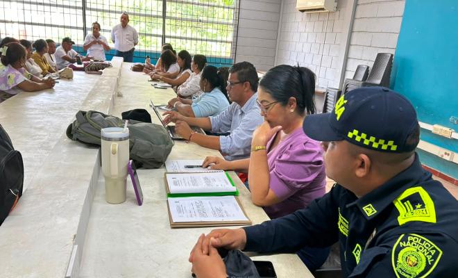 Funcionario policial en reuni&oacute;n interinstitucional en la Instituci&oacute;n Educativa El Hato, con la participaci&oacute;n de la Secretar&iacute;a de Salud, la Secretar&iacute;a de Educaci&oacute;n y la Jefatura de N&uacute;cleo para fortalecer la convivencia escolar en San Carlos