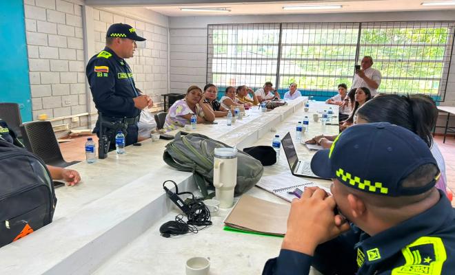 Funcionarios policiales en reunión interinstitucional en la Institución Educativa El Hato, con la participación de la Secretaría de Salud, la Secretaría de Educación y la Jefatura de Núcleo para fortalecer la convivencia escolar en San Carlos