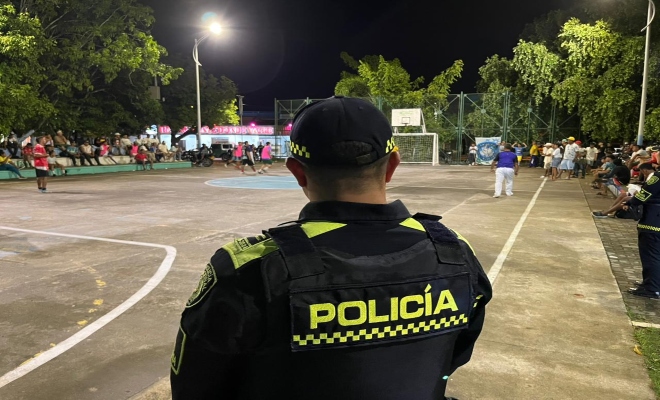 un uniformado prestando seguridad en una cancha en la ciudad de montería 