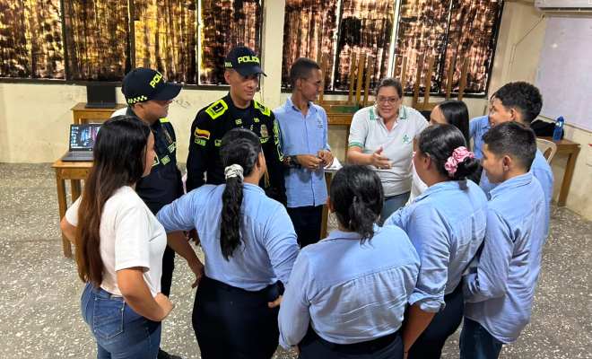 dos funcionarios policiales con j&oacute;venes en actividad de integraci&oacute;n en el programa &lsquo;J&oacute;venes a lo Bien&rsquo; 