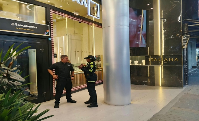 una uniformada dando recomendaciones de seguridad 