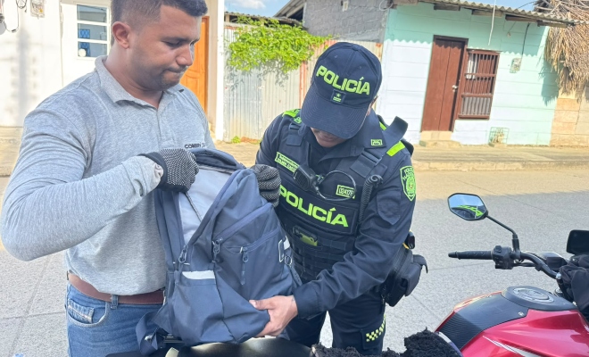 Funcionario policial realizando registro a un ciudadano