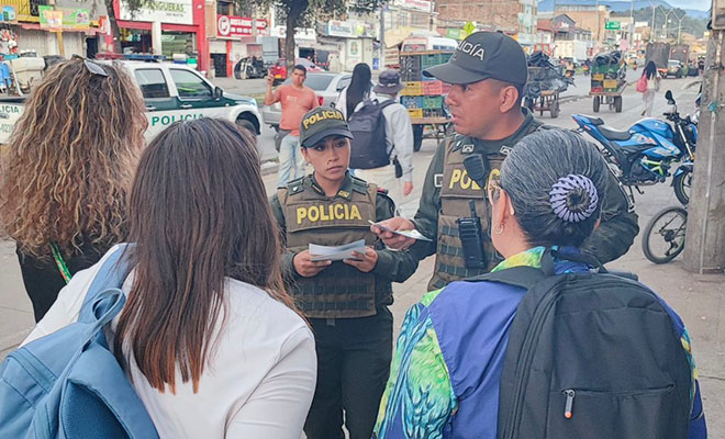 Polic&iacute;a Comunitaria entrega recomendaciones a los ciudadanos del barrio la Esmeralda