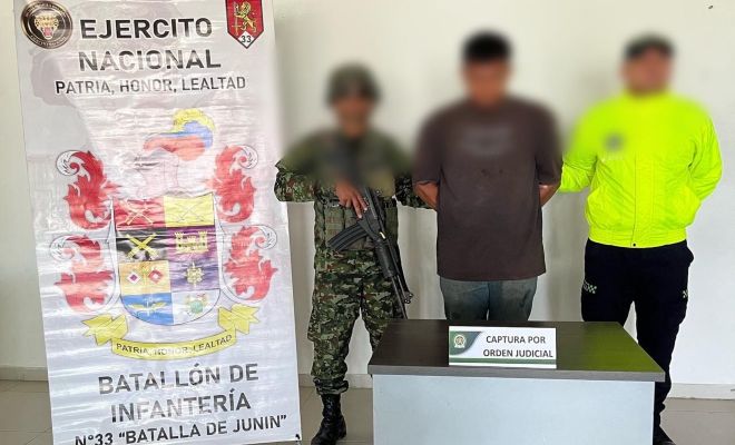 dos uniformados con una persona capturada por el presunto delito de acceso carnal abusivo con menor de 14 años captura por orden judicial