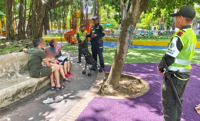 Tres funcionarios policiales brindando recomendaciones de seguridad a un grupo de ciudadanos 