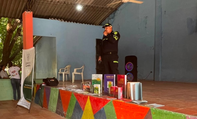 Funcionario policial sobre una tarima en actividad “Biblioteca Viajera” 