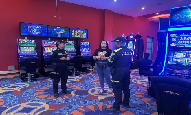 dos uniformados de la policía Nacional realiza campaña de sensibilización a la protección de menores de edad en Montería