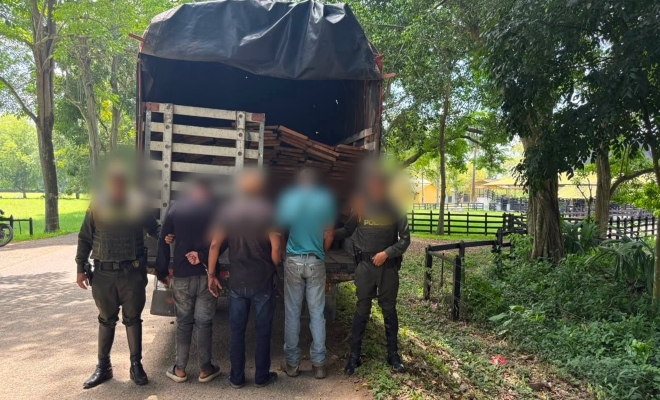 dos uniformados de la policía  con tres personas capturadas por el delito aprovechamiento ilícito de los recursos naturales renovables.
