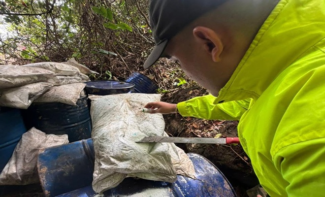 Policía de la SIJIN realizando pruebas de narcóticos a una bolsa de color que en su interior contiene una sustancia de color blanco