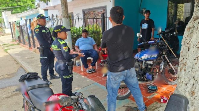 dos uniformados dando recomendaciones a tres ciudadanos en Cereté