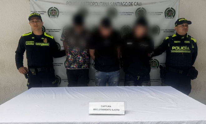 Dos policías y tres capturados