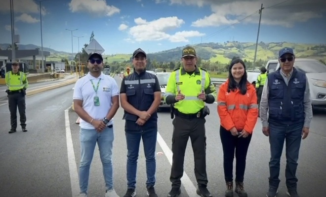 5 personas, un funcionario de tr&aacute;nsito municipal, un hombre, dos polic&iacute;as una funcionaria de seguridad vial un un hombre 