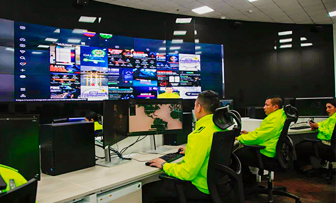 Funcionarios del Centro Cibernético Policial realizan monitoreo en los entornos digitales, en busca de delitos.