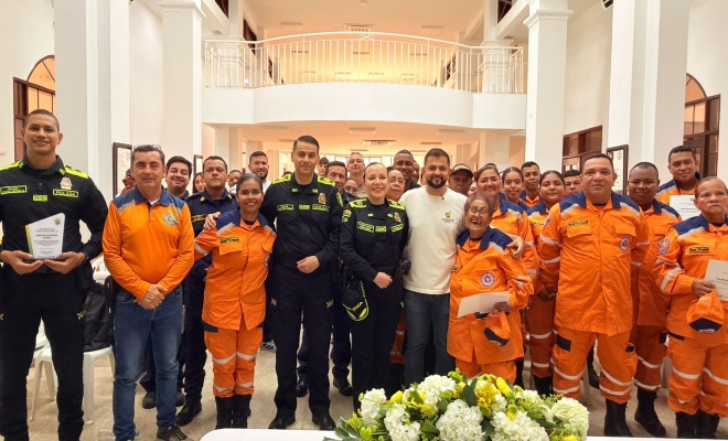 grupo de personas con tres uniformado en reunion