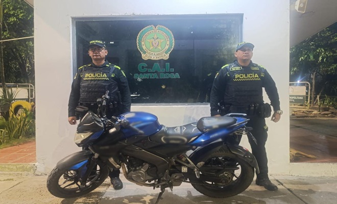 Dos Policías recuperan motocicleta 