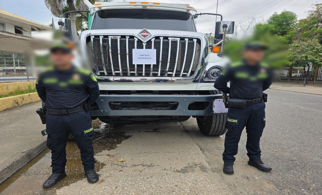dos uniformado de la Policía nacional en recuperación de una volqueta en la ciudad de Montería