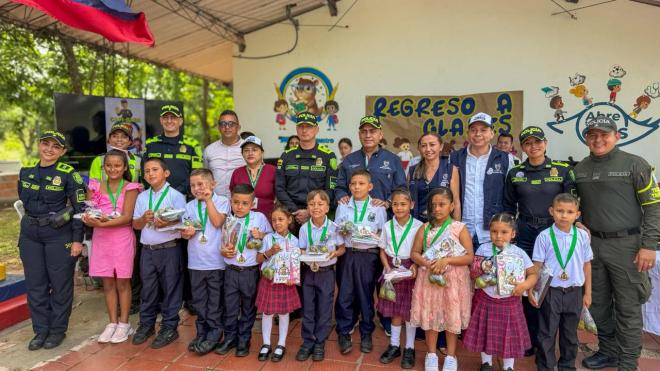 Grupo de Polic&iacute;as en compa&ntilde;&iacute;a de alumnos en su Regreso a clases en Granada, Meta
