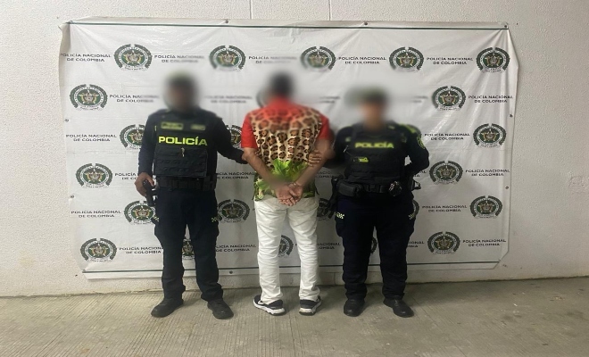 dos uniformados de la polic&iacute;a nacional  con una persona capturada por el delito de Lesiones Personales